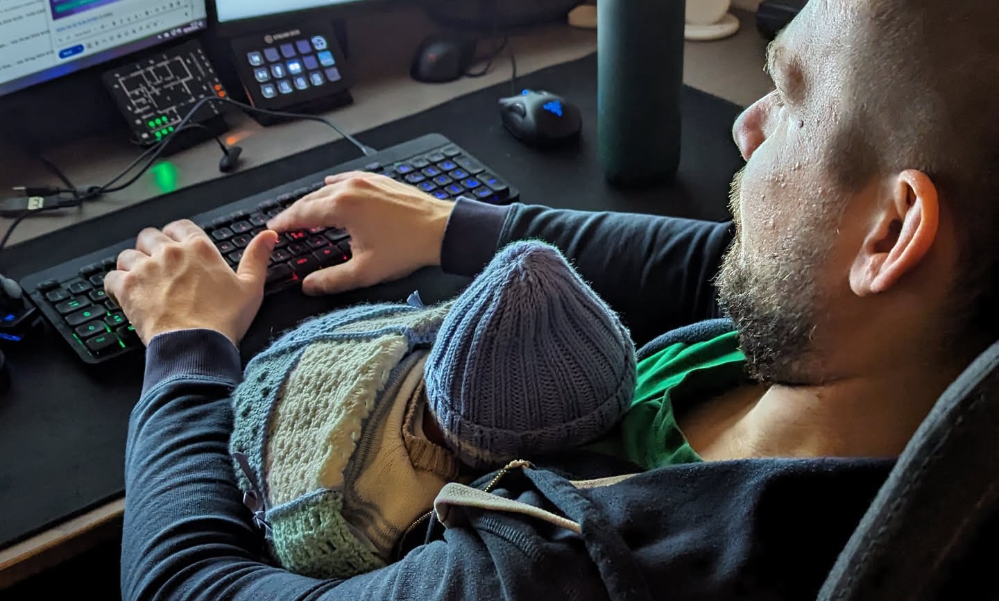 Tentativo di digitare su una tastiera normale con un bambino che dorme sul petto — non il massimo