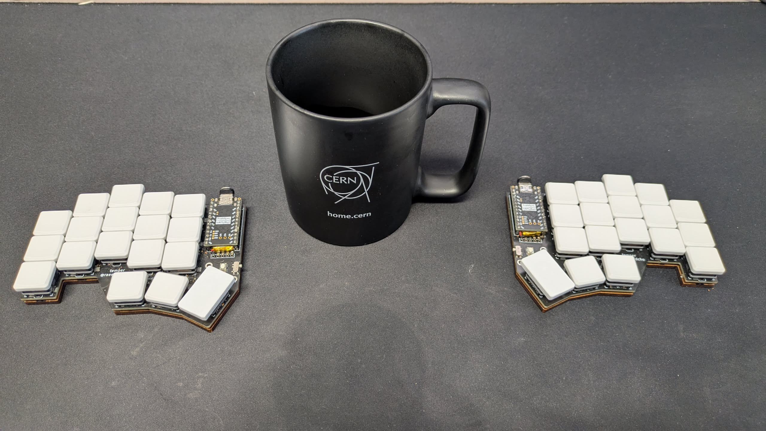 Tè tra le due metà della tastiera split